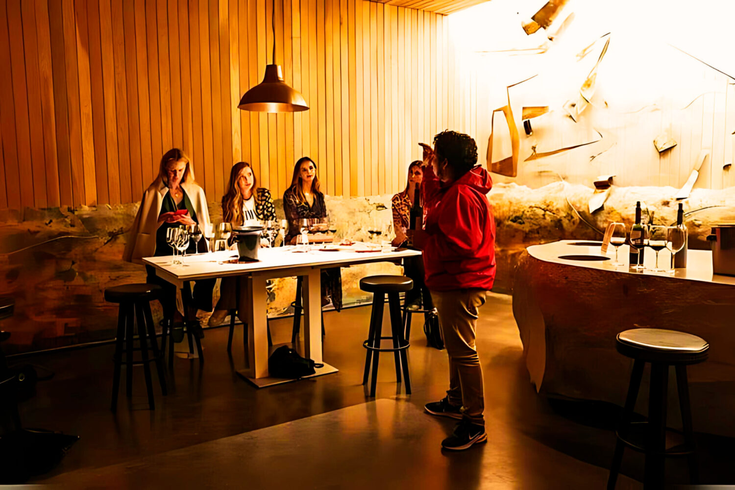 迈波谷，特别是米拉韦谷和圣费尔南多，是智利重要的葡萄酒产区，拥有 Viña Vik 和 Maturana 等著名葡萄园。这些酒庄以其创新的酿酒工艺和优质葡萄酒赢得了全球认可。迈波谷的国际声誉极大地促进了旅游业的发展，吸引了世界各地的葡萄酒爱好者。游客还可以享受该地区丰富的美食，当地风味与山谷的优质葡萄酒完美搭配，创造出令人难忘的美食体验。