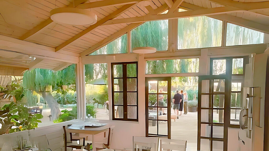 科尔查瓜谷距圣地亚哥仅一小段路程，是葡萄酒旅游的首选目的地，以其令人惊叹的葡萄园和 Los Maquis 等世界级酒庄而闻名。游客可以享受奢华的一日游，并享用由著名厨师 Pilar Rodriguez 烹制的美味午餐。山谷融合了历史悠久的庄园、现代酿酒技术和令人叹为观止的风景，赢得了全球认可，使其成为葡萄酒爱好者和烹饪爱好者的必游之地。