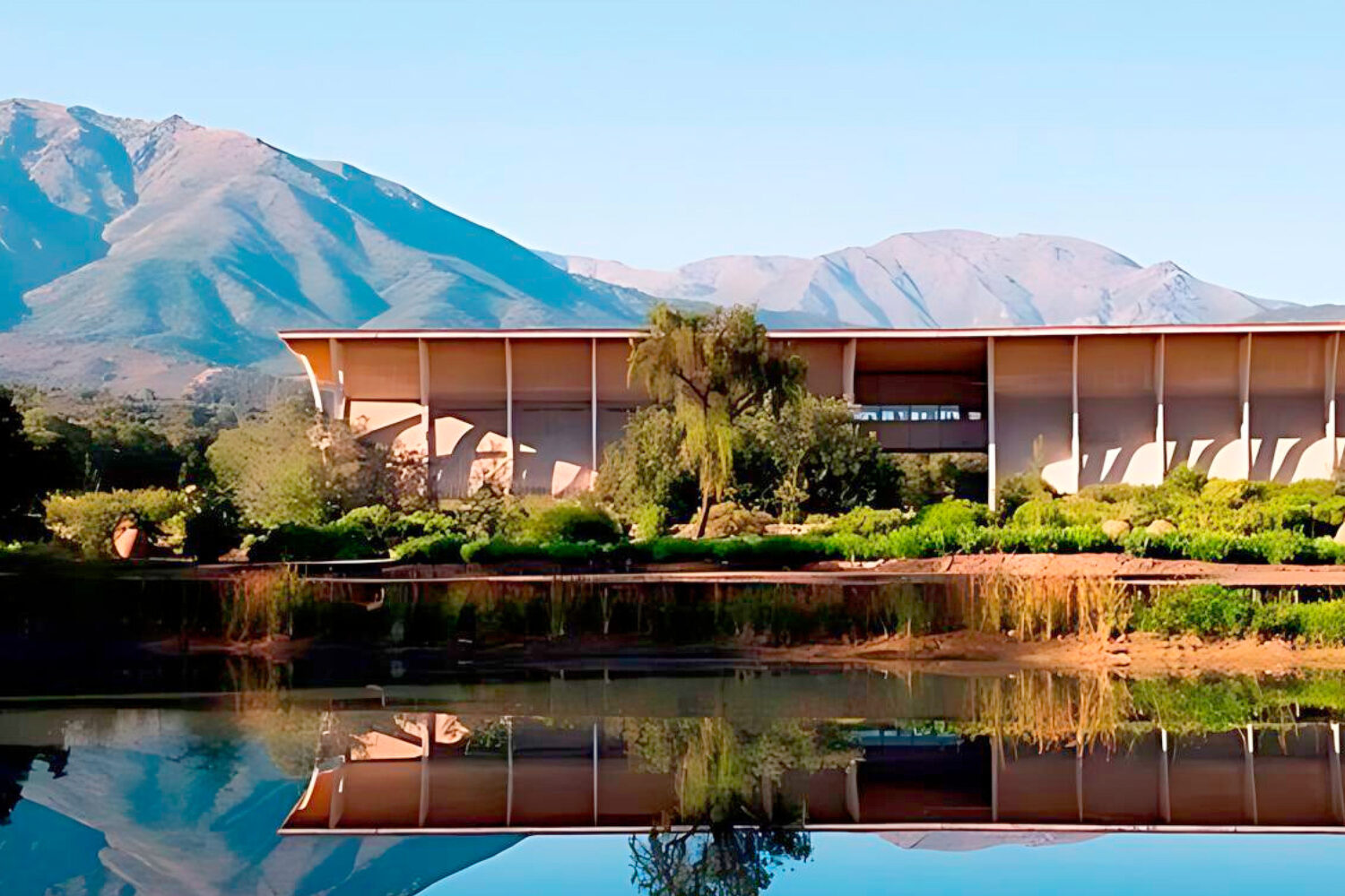 La vallée de Maipo au Chili est une destination de choix pour les amateurs de vin, célèbre pour ses vignobles tels que Viña Tarapacá, Viña TerraMater et Viña Santa Ema. Ces vignobles sont réputés dans le monde entier pour produire certains des meilleurs vins du Chili, en particulier le Cabernet Sauvignon. La renommée internationale de la vallée a stimulé le tourisme, attirant les visiteurs vers sa riche culture viticole. De plus, la gastronomie de la vallée de Maipo offre une délicieuse fusion de saveurs locales, ce qui en fait une visite incontournable pour les amateurs de cuisine et de vin.