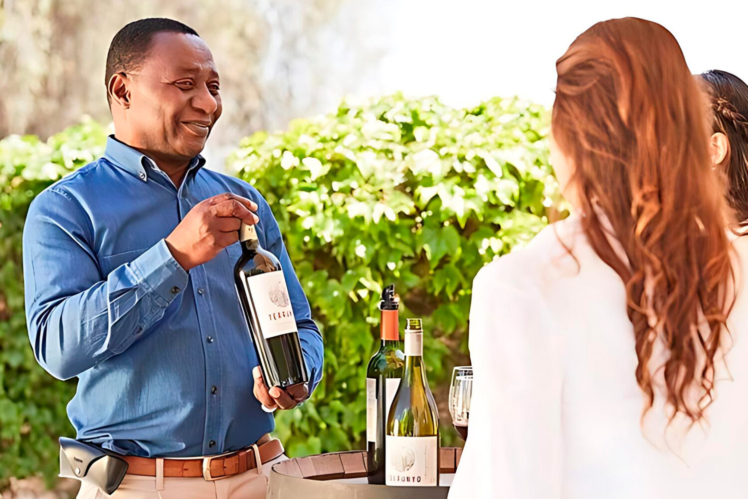Découvrez le charme de la vallée de Maipo, réputée pour ses vignobles de renommée mondiale et ses vins d'exception. Cette région emblématique, connue pour ses vins rouges corsés comme le Cabernet Sauvignon, offre un riche mélange de tradition et d'innovation dans la vinification. Accompagnez votre dégustation de vins de repas gastronomiques mettant en vedette les produits locaux et une vue imprenable sur les Andes. La vallée de Maipo est une destination incontournable pour les amateurs de vin et les gourmands à la recherche d'une expérience unique et inoubliable.