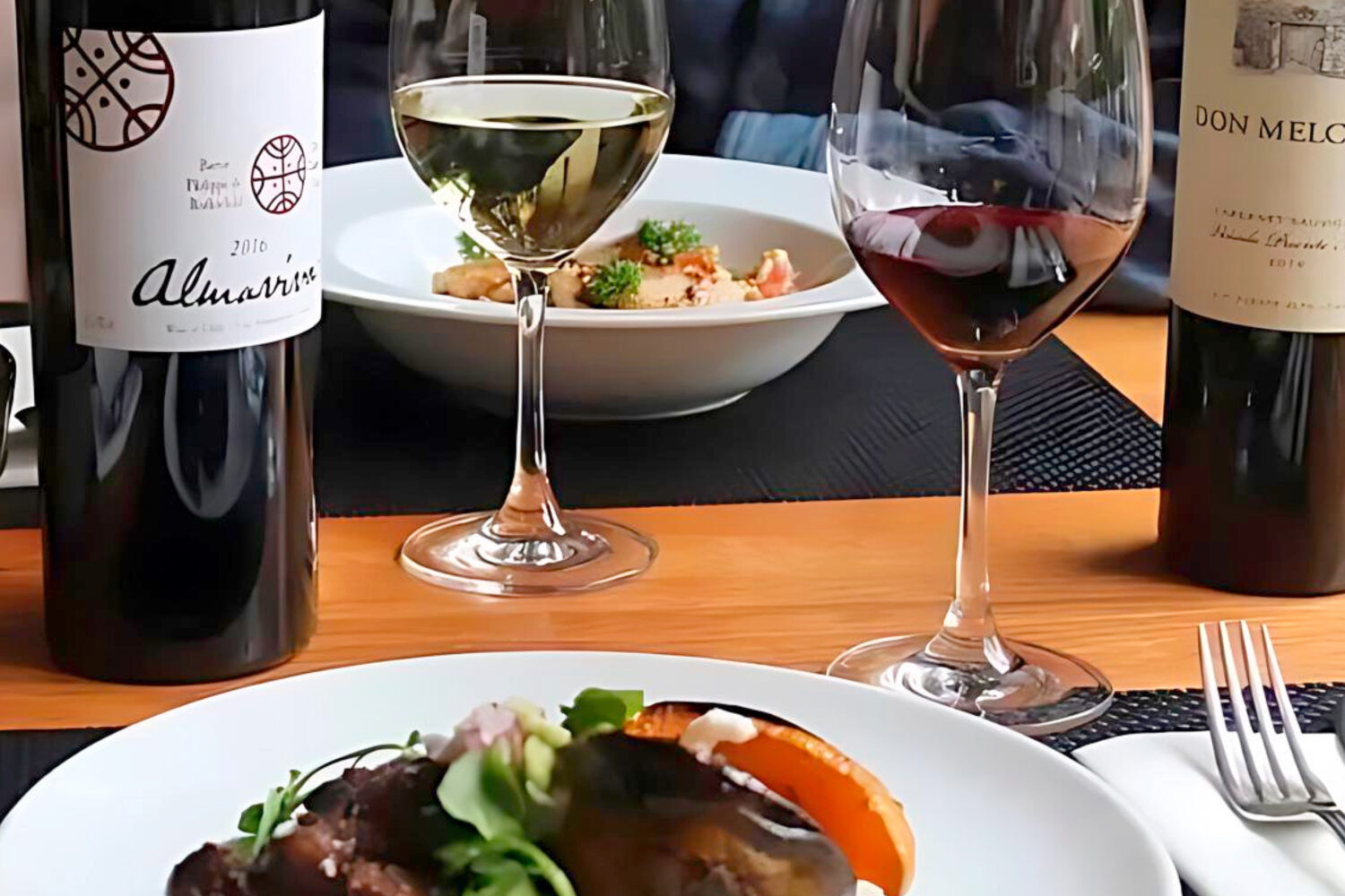 Découvrez le charme de la vallée de Maipo, réputée pour ses vignobles de renommée mondiale et ses vins d'exception. Cette région emblématique, connue pour ses vins rouges corsés comme le Cabernet Sauvignon, offre un riche mélange de tradition et d'innovation dans la vinification. Accompagnez votre dégustation de vins de repas gastronomiques mettant en vedette les produits locaux et une vue imprenable sur les Andes. La vallée de Maipo est une destination incontournable pour les amateurs de vin et les gourmands à la recherche d'une expérience unique et inoubliable.