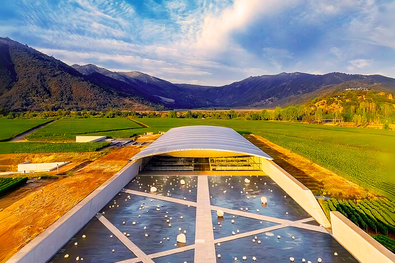 智利的迈波谷拥有著名的米拉韦谷和圣费尔南多，是葡萄酒爱好者的首选目的地。维纳维克和马图拉纳等标志性葡萄园让这个地区登上了全球地图，生产出世界一流的葡萄酒，吸引了国际观众。山谷的知名度不断提高，推动了旅游业的蓬勃发展，游客们渴望探索其令人惊叹的风景和丰富的葡萄酒文化。该地区的美食是完美的补充，精致的当地菜肴搭配其广受好评的葡萄酒。