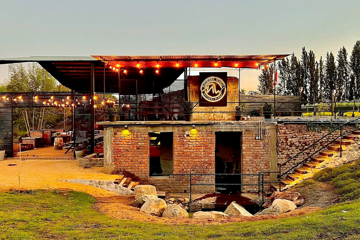 迈波谷（包括米拉韦谷和圣费尔南多）以其优质葡萄酒而闻名，是智利必游之地。维纳维克（Viña Vik）和马图拉纳（Maturana）等葡萄园因其创新的酿酒工艺和豪华的接待服务而赢得了国际赞誉。这种全球认可极大地促进了旅游业的发展，吸引了来自世界各地的葡萄酒爱好者。除了优质的葡萄酒外，山谷还提供丰富的美食体验，当地风味与该地区著名的葡萄酒完美搭配。