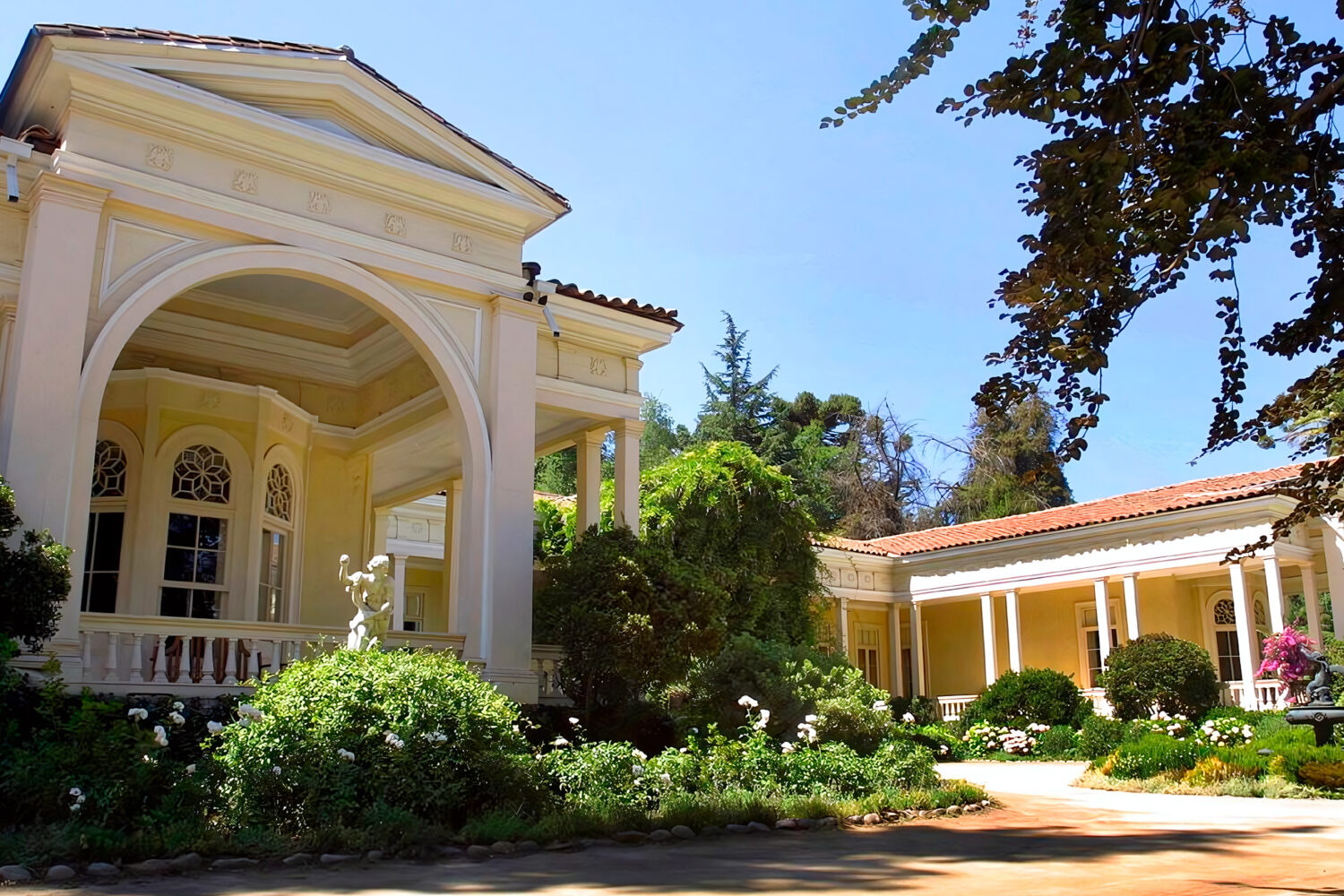 La vallée de Maipo se distingue par ses vignobles mondialement reconnus et ses vins exceptionnels. Cette région viticole de premier ordre est réputée pour son Cabernet Sauvignon et ses autres cépages de grande qualité, offrant une expérience gustative remarquable. Les visiteurs peuvent déguster des repas gastronomiques mettant en valeur les produits locaux et les saveurs traditionnelles, tout en profitant de la vue imprenable sur les Andes. La vallée de Maipo offre un cadre idéal pour un voyage œnologique et culinaire mémorable, parfait pour les voyageurs exigeants.