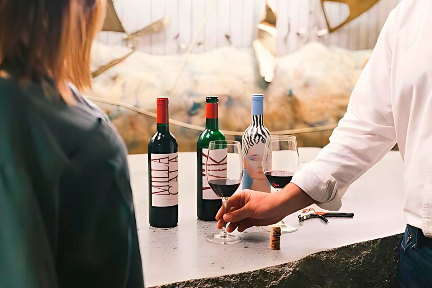 科尔查瓜谷以其肥沃的土地和优质的葡萄酒而闻名，是智利必游之地。维纳维克 (Viña Vik) 和维纳蒙特斯 (Viña Montes) 是山谷中最负盛名的两家葡萄园，以其优质的葡萄酒和独特的游客体验赢得了全世界的认可。他们的影响力极大地促进了该地区的旅游业，吸引了来自世界各地的葡萄酒爱好者。这两个葡萄园还提供顶级的用餐体验，将当地风味与该地区屡获殊荣的葡萄酒融为一体。