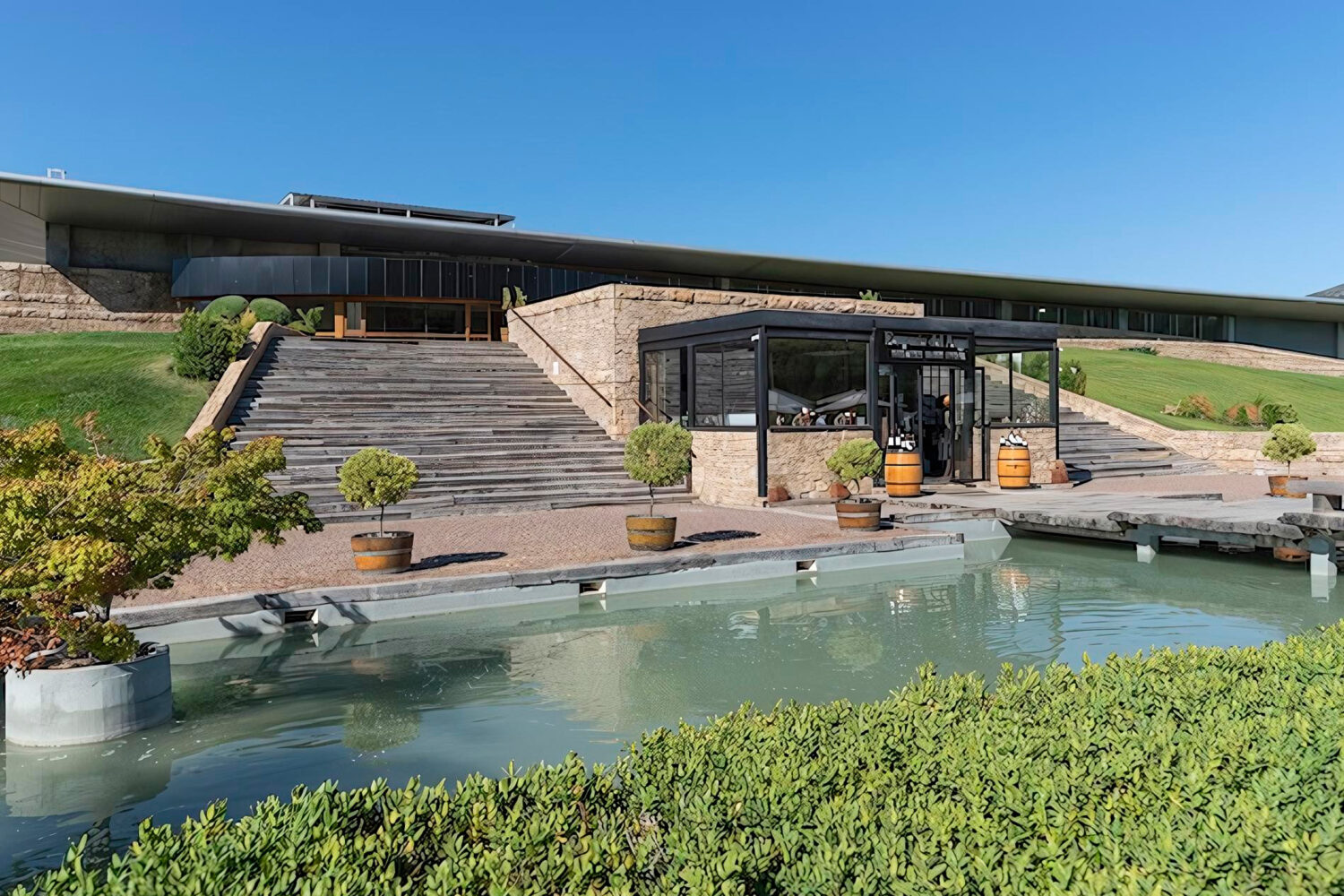 智利科尔查瓜谷是葡萄酒爱好者的首选目的地，以其世界一流的葡萄园而闻名，例如 Viña Vik 和 Viña Montes。这些庄园因其创新的酿酒工艺和奢华的体验而获得了国际赞誉。他们的成功极大地促进了智利旅游业的发展，吸引了渴望探索山谷丰富葡萄酒文化的游客。这两个葡萄园还提供非凡的用餐体验，美食与山谷最好的葡萄酒相遇，让每次访问都真正令人难忘。