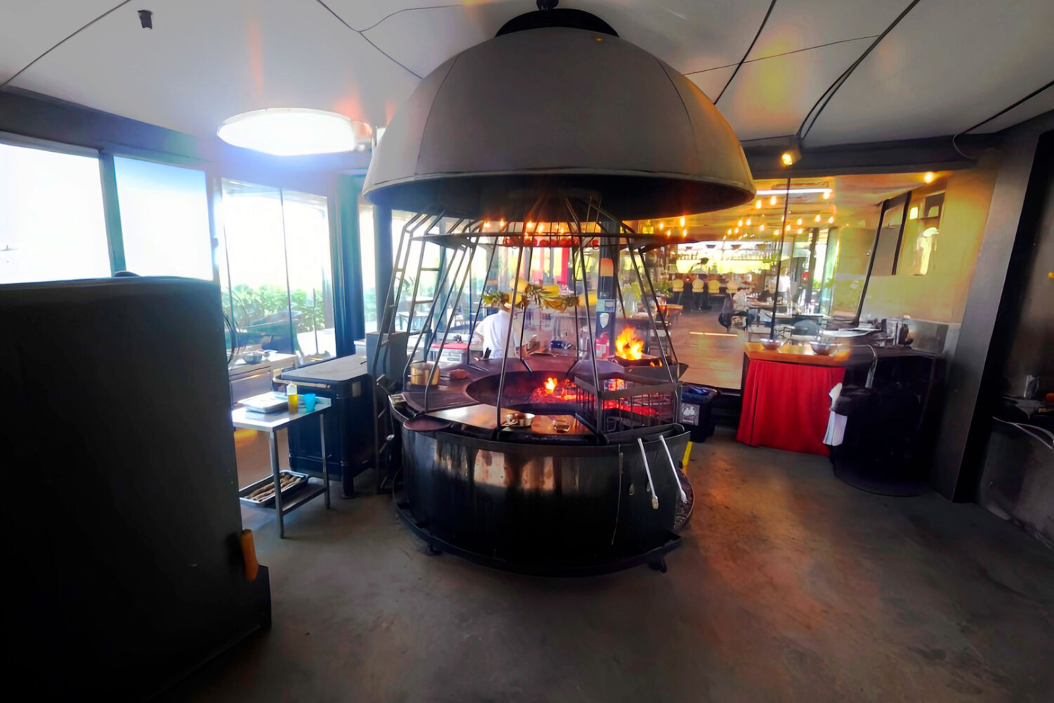 科尔查瓜谷是世界顶级的葡萄酒旅游胜地之一。这里以美丽的葡萄园覆盖的山丘、百年老藤、迷人的殖民庄园和现代化的高科技酿酒厂而闻名，为从圣地亚哥市出发的一日游营造了完美的氛围。