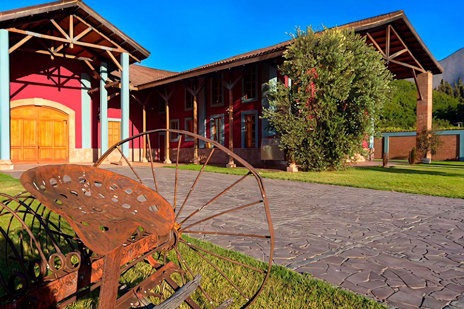 阿空加瓜山谷坐落在智利的葡萄酒产区，以其优质的葡萄园和国际知名的葡萄酒而闻名。该地区已成为世界各地葡萄酒爱好者的聚集地，他们渴望品尝其浓郁的红葡萄酒和清爽的白葡萄酒。该山谷在全球的知名度不断提高，大大促进了旅游业的发展，使其成为必游之地。游客还可以享受山谷充满活力的美食，传统的智利菜肴与该地区最好的葡萄酒完美搭配。