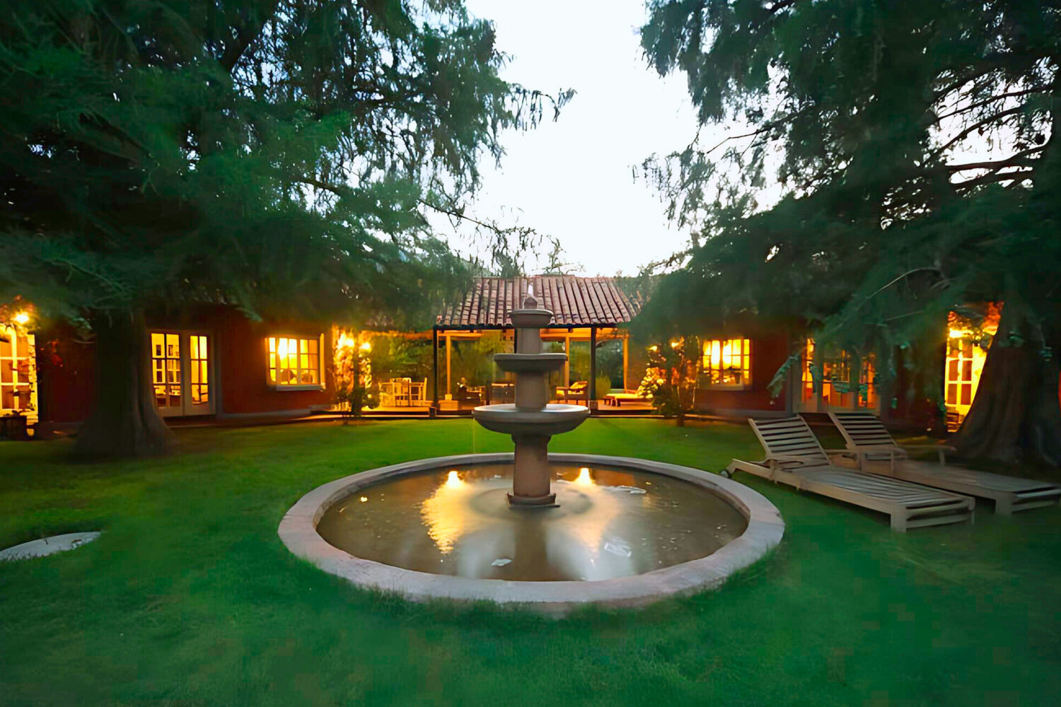 阿空加瓜山谷坐落在智利的葡萄酒产区，以其优质的葡萄园和国际知名的葡萄酒而闻名。该地区已成为世界各地葡萄酒爱好者的聚集地，他们渴望品尝其浓郁的红葡萄酒和清爽的白葡萄酒。该山谷在全球的知名度不断提高，大大促进了旅游业的发展，使其成为必游之地。游客还可以享受山谷充满活力的美食，传统的智利菜肴与该地区最好的葡萄酒完美搭配。