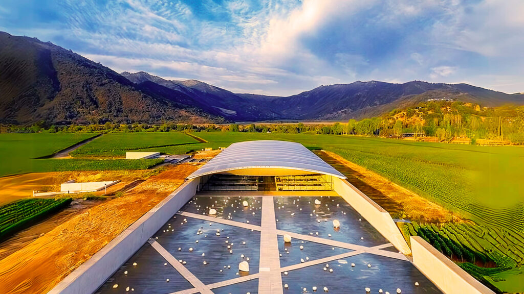 智利的迈波谷拥有著名的米拉韦谷和圣费尔南多，是葡萄酒爱好者的首选目的地。维纳维克和马图拉纳等标志性葡萄园让这个地区登上了全球地图，生产出世界一流的葡萄酒，吸引了国际观众。山谷的知名度不断提高，推动了旅游业的蓬勃发展，游客们渴望探索其令人惊叹的风景和丰富的葡萄酒文化。该地区的美食是完美的补充，精致的当地菜肴搭配其广受好评的葡萄酒。