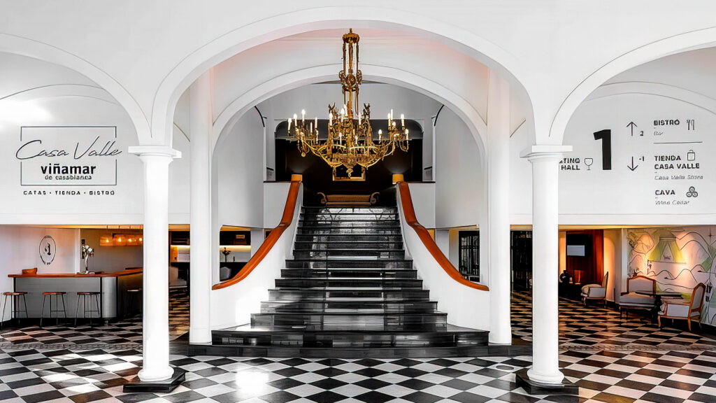 卡萨布兰卡谷气候凉爽，海风习习，以其世界一流的葡萄园而闻名，出产的白葡萄酒充满活力、优雅别致。这里的美食将这些葡萄酒与新鲜的海鲜和当地食材搭配在一起，创造出一种独特的美食体验，令人心旷神怡。