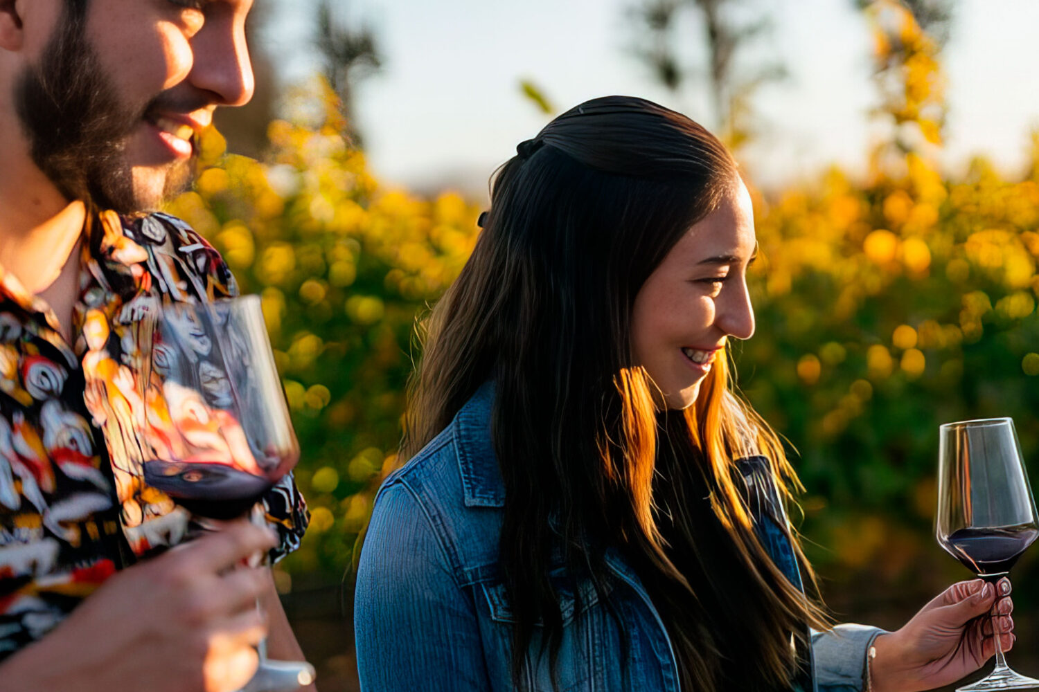 卡萨布兰卡谷气候凉爽，海风习习，以其世界一流的葡萄园而闻名，出产的白葡萄酒充满活力且优雅。这里的美食将这些葡萄酒与新鲜的海鲜和当地食材搭配在一起，创造出一种独特的美食体验，令人心旷神怡。