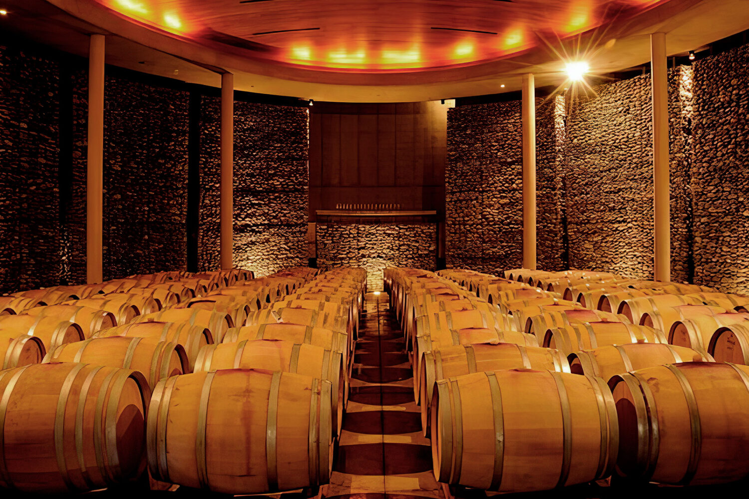 卡萨布兰卡山谷是世界上著名的葡萄酒产区，以独特的风土条件出产优雅的葡萄酒，尤其是长相思和霞多丽。融合当地产品和烹饪创新的美食，以完美的葡萄酒和天然的美感为基础。