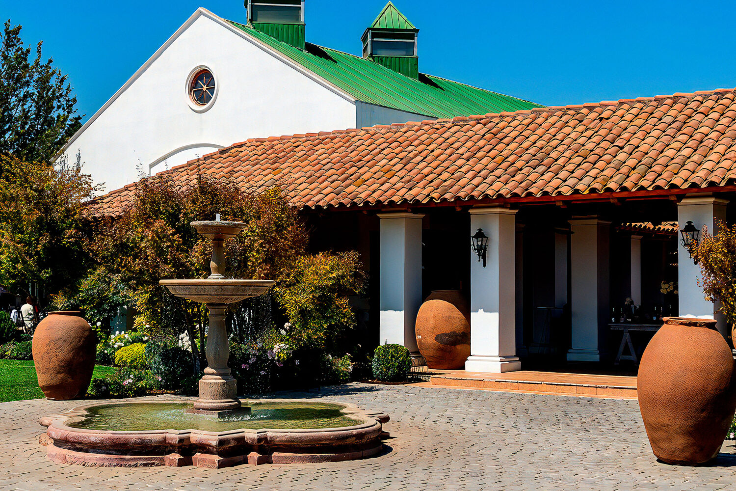 卡萨布兰卡山谷气候宜人，气候宜人，是世界上最好的葡萄酒之一，生产出充满活力和优雅的白色葡萄酒。以海里的葡萄酒和海里的壁画和当地产品为特色的美食，让您体验烹饪的乐趣。