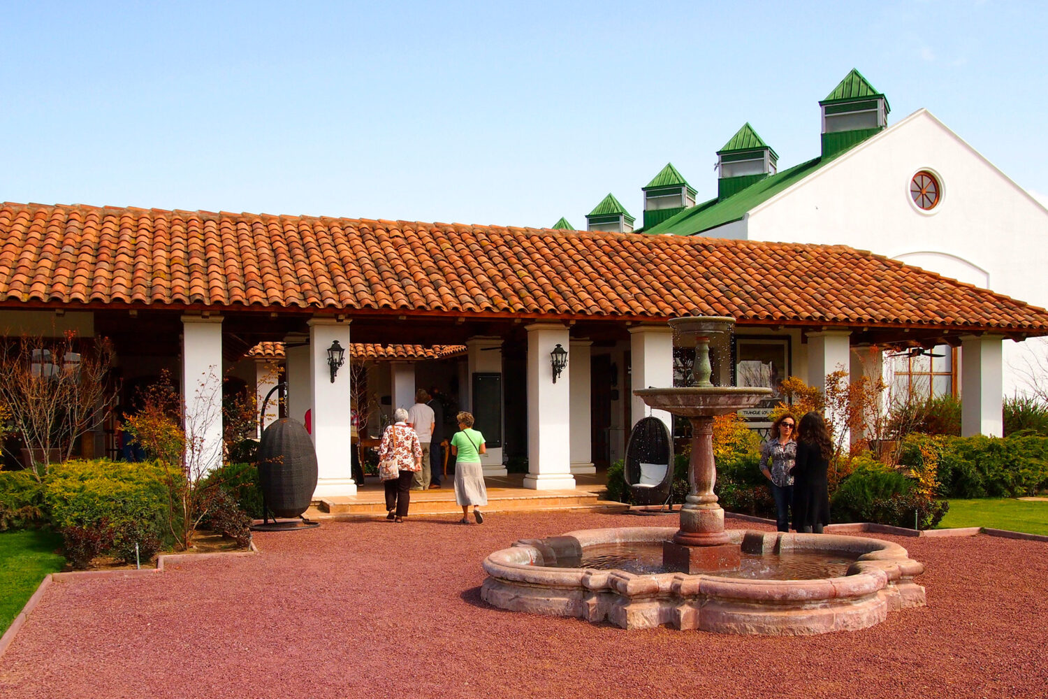 卡萨布兰卡山谷气候宜人，气候宜人，是世界上最好的葡萄酒之一，生产出充满活力和优雅的白色葡萄酒。以海里的葡萄酒和海里的壁画和当地产品为特色的美食，让您体验烹饪的乐趣。