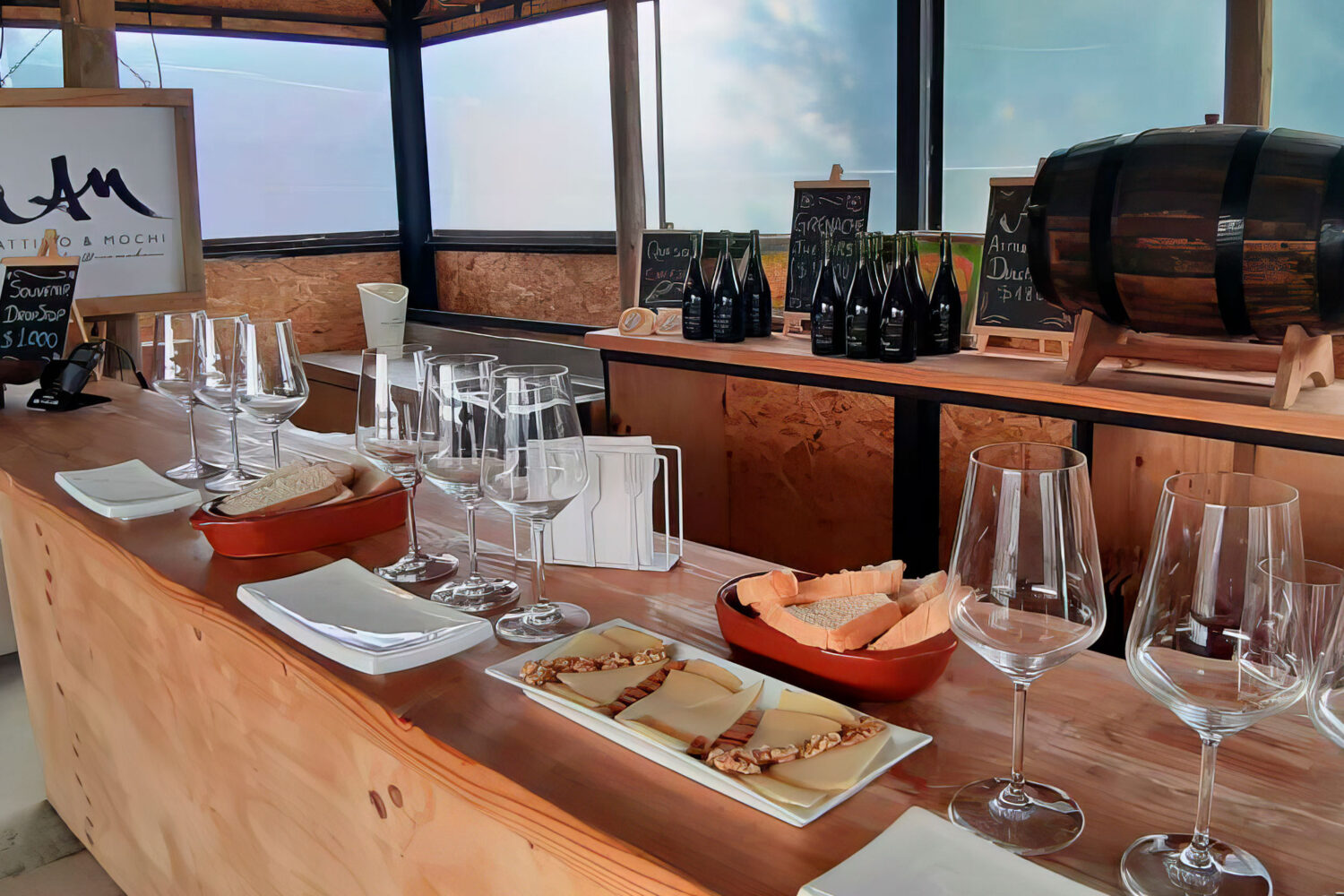 卡萨布兰卡山谷是世界上著名的葡萄酒产区，以独特的风土条件出产优雅的葡萄酒，尤其是长相思和霞多丽。融合当地产品和烹饪创新的美食，以完美的葡萄酒和天然的美感为基础。