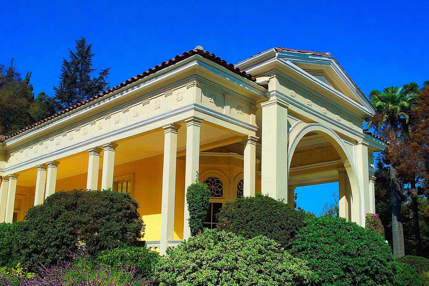 Visit Viña Concha y Toro, Chile’s leading vineyard located in the beautiful Maipo Valley. Just outside Santiago, this historic estate offers visitors the chance to explore scenic vineyards and taste exceptional wines, including the world-famous Casillero del Diablo. With over a century of winemaking expertise, Concha y Toro combines tradition with modern innovation, making it a key player on the global wine stage. Enjoy guided tours, learn about their sustainable practices, and savor wines that embody the essence of Chile. For a memorable experience in Chilean wine culture, Viña Concha y Toro is an unmissable destination.